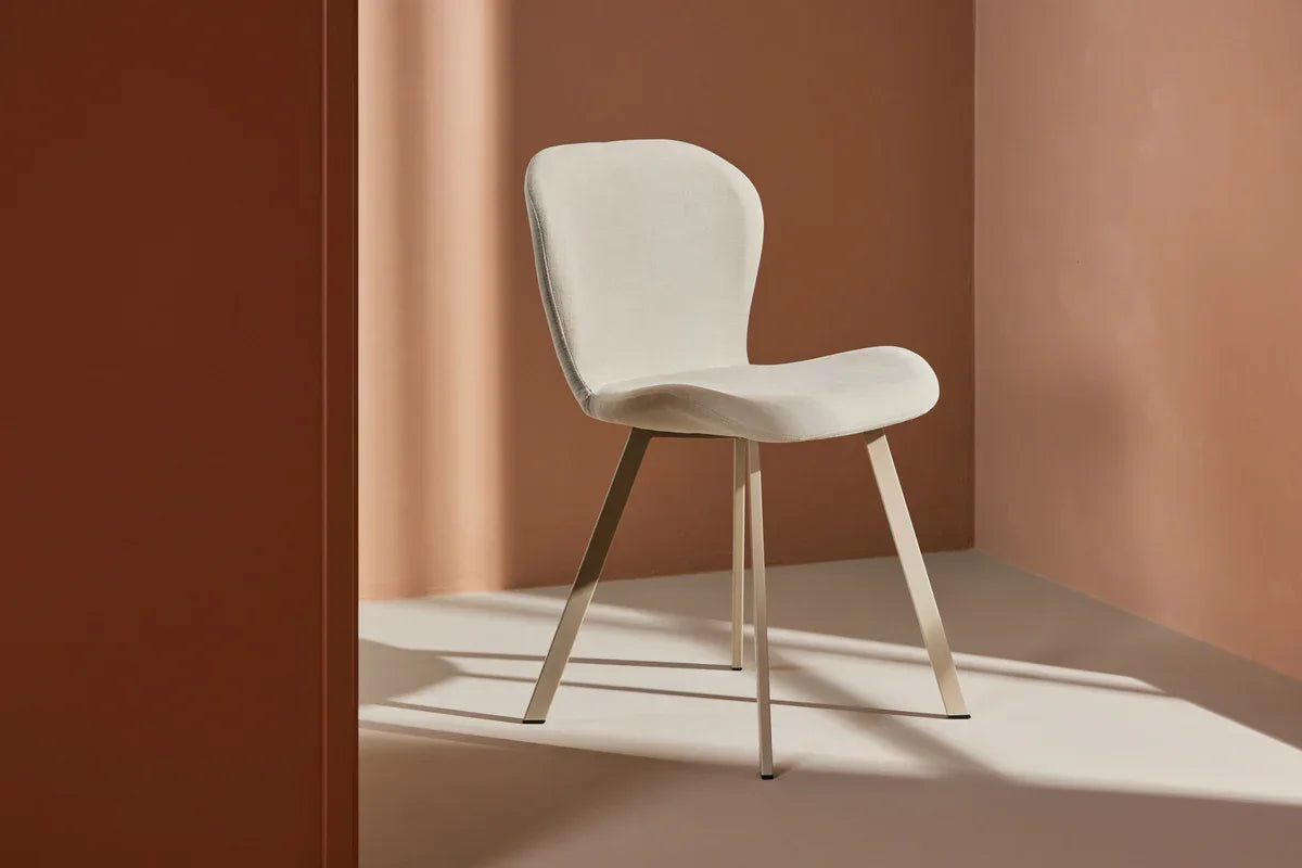 Venture Design Lilja Matstol 2‑pack – Beige Helklädd Sits med Beige Stålben VENTURE DESIGN