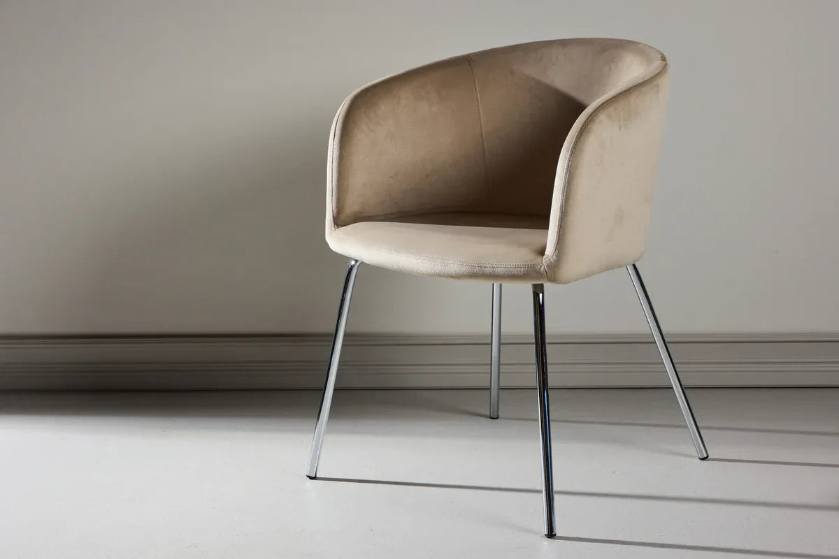 Venture Design Berit Matstol – Beige Sammet med Silverkromade Stålben VENTURE DESIGN