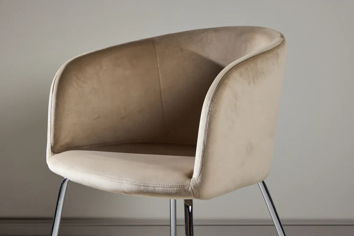 Venture Design Berit Matstol – Beige Sammet med Silverkromade Stålben VENTURE DESIGN