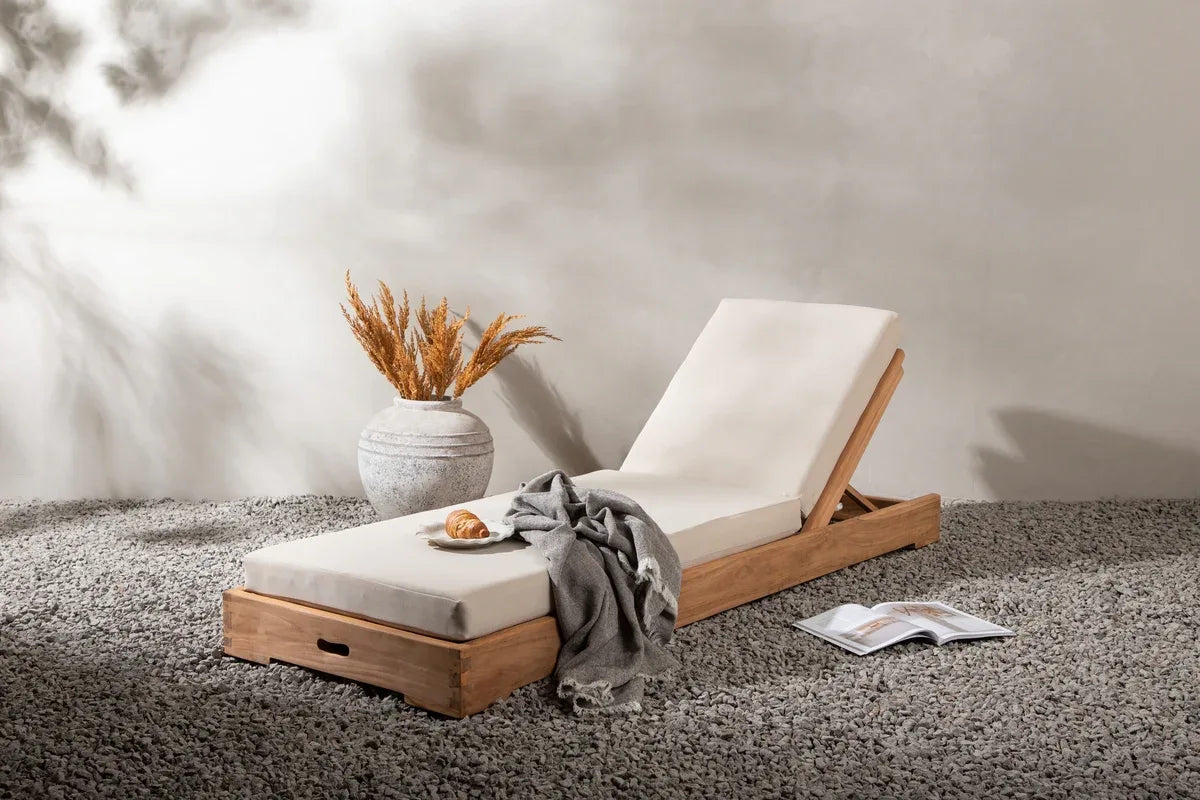 Venture Design Kenya Solsäng Teak Golden med Beige Dyna – Elegant Solsäng VENTURE DESIGN