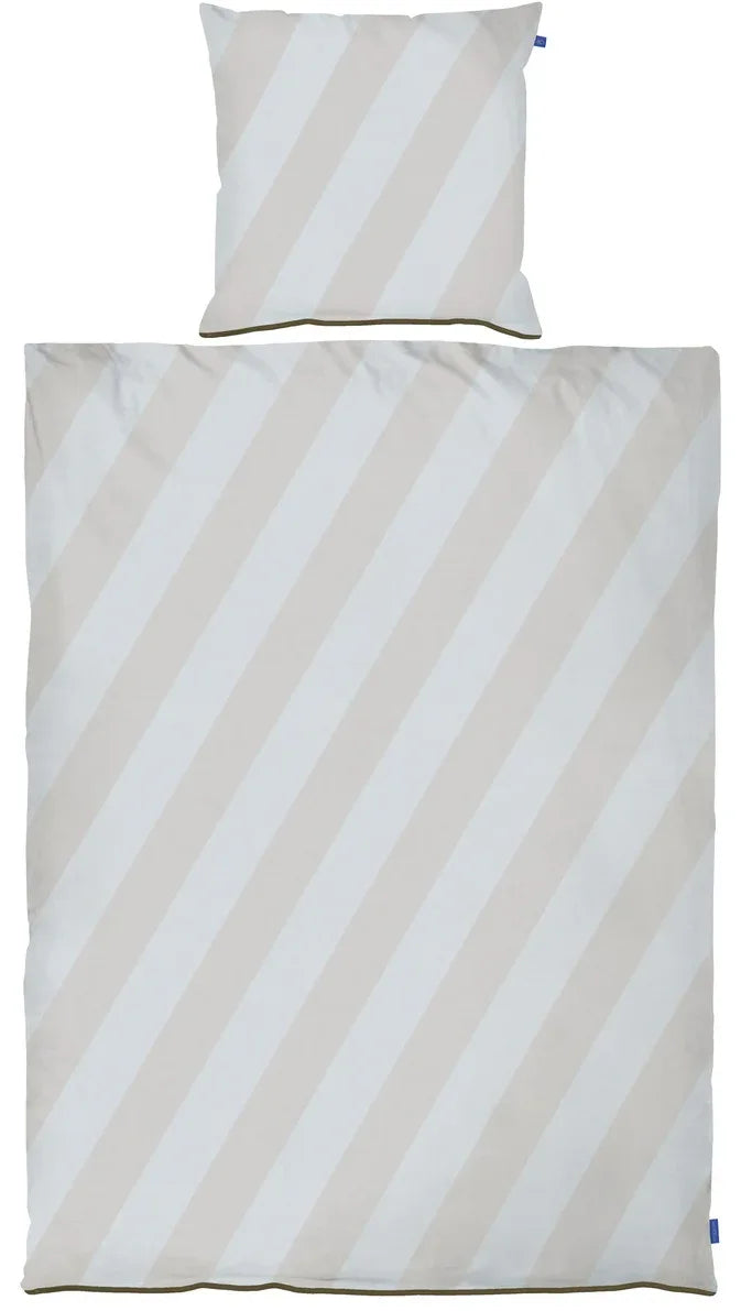Mette Ditmer DIAGONAL Påslakanset 140x220 cm – Ekologisk Bomullssatin Ljusgrå/Sand Mette Ditmer