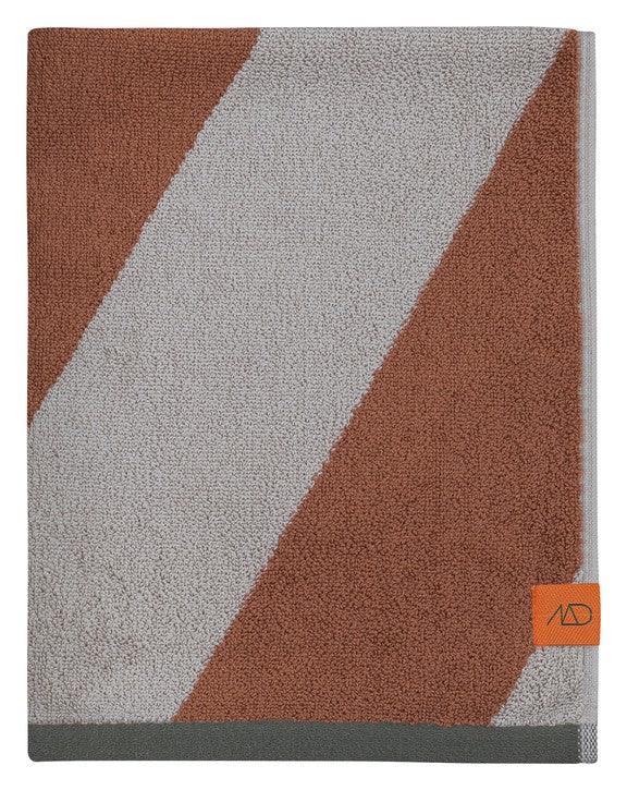 Mette Ditmer DIAGONAL Badhandduk Brick 70×133 cm Mette Ditmer
