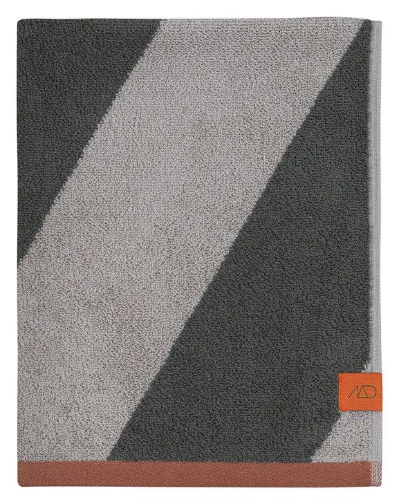 Mette Ditmer DIAGONAL Badhandduk Mörkgrön 70×133 cm Mette Ditmer