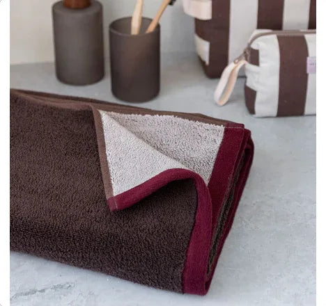 Mette Ditmer SOFT Badhandduk 70×133 cm – Brun/Sand Mette Ditmer