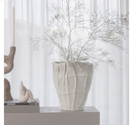 Mette Ditmer ART PIECE skulptural vas i stenresin – Off‑white Mette Ditmer