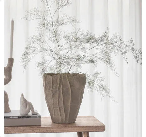 Mette Ditmer ART PIECE skulptural vas i stenresin – Sand Mette Ditmer