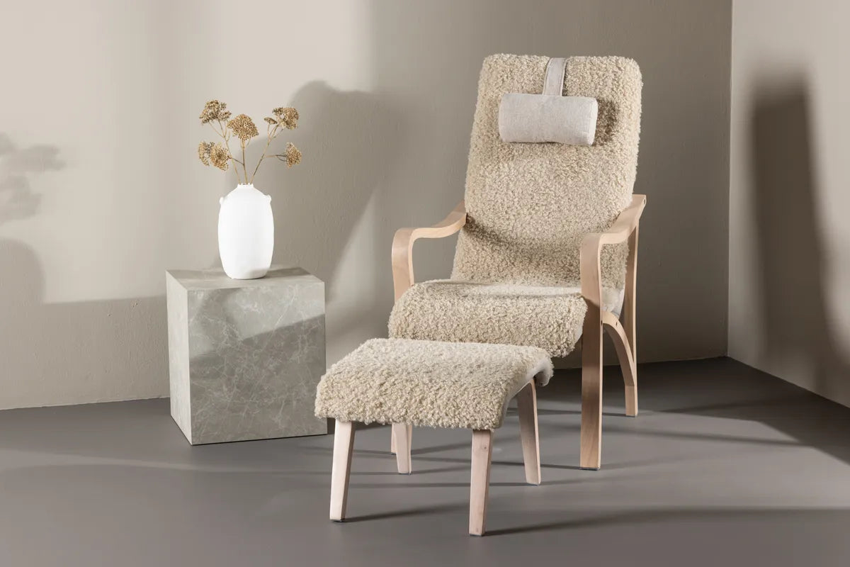 Venture Design Fårö Fåtölj Ljusbrun – Skandinavisk Design med Fotpall och Nackkudde (Kopia)