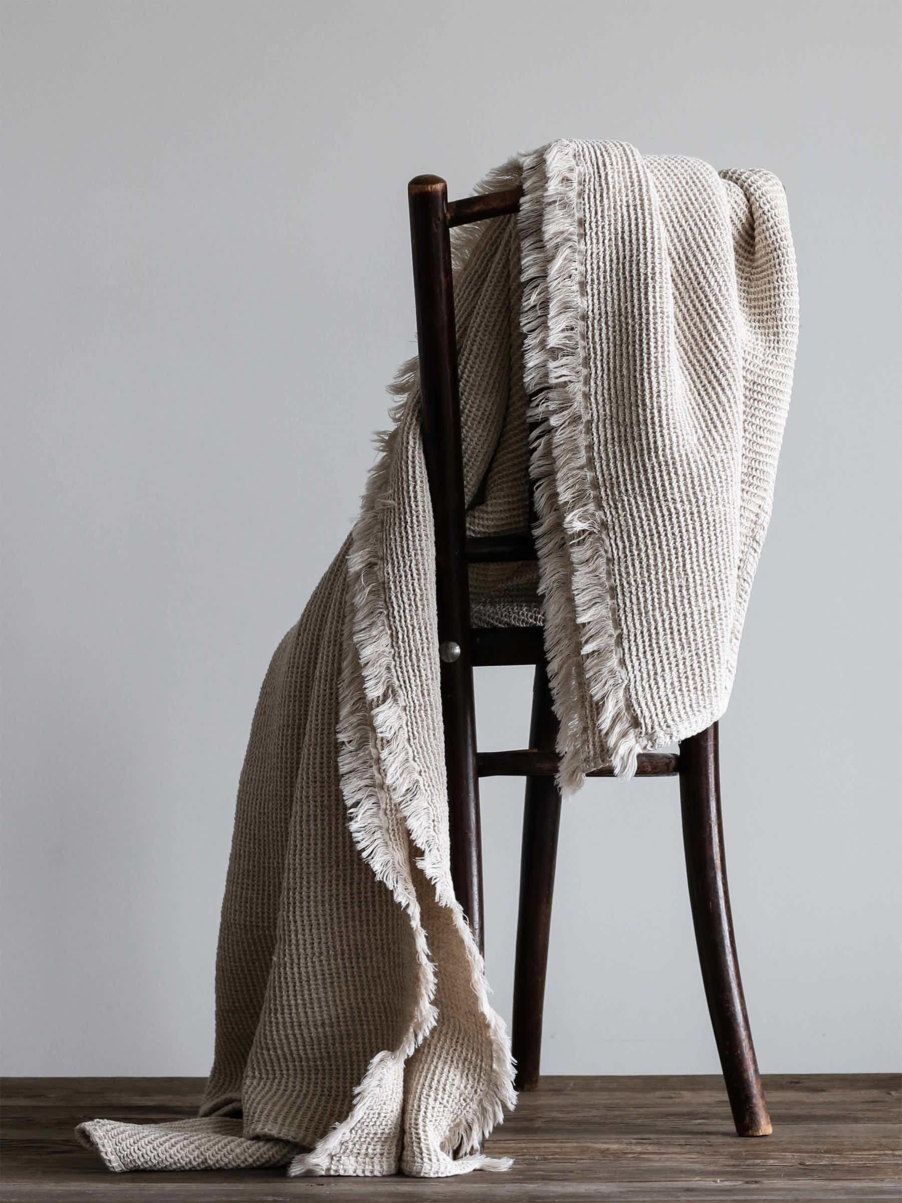 Tell Me More Calma Blanket – Vafflad Pläd i Linne‑ och Bomullsblandning (Sand Beige)