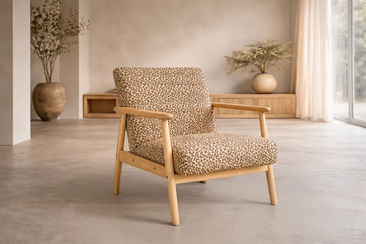 Venture Design Runbert Loungfåtölj Brun – Retroinspirerad Fåtölj i Trä och Mönstrad Textil