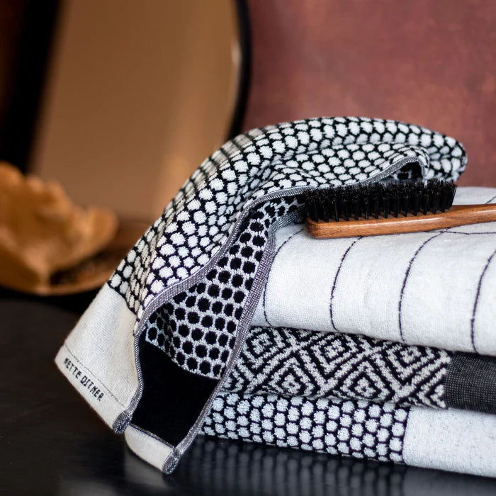 Mette Ditmer Grid Handduk Svart/Off‑White – certifierad Bomull