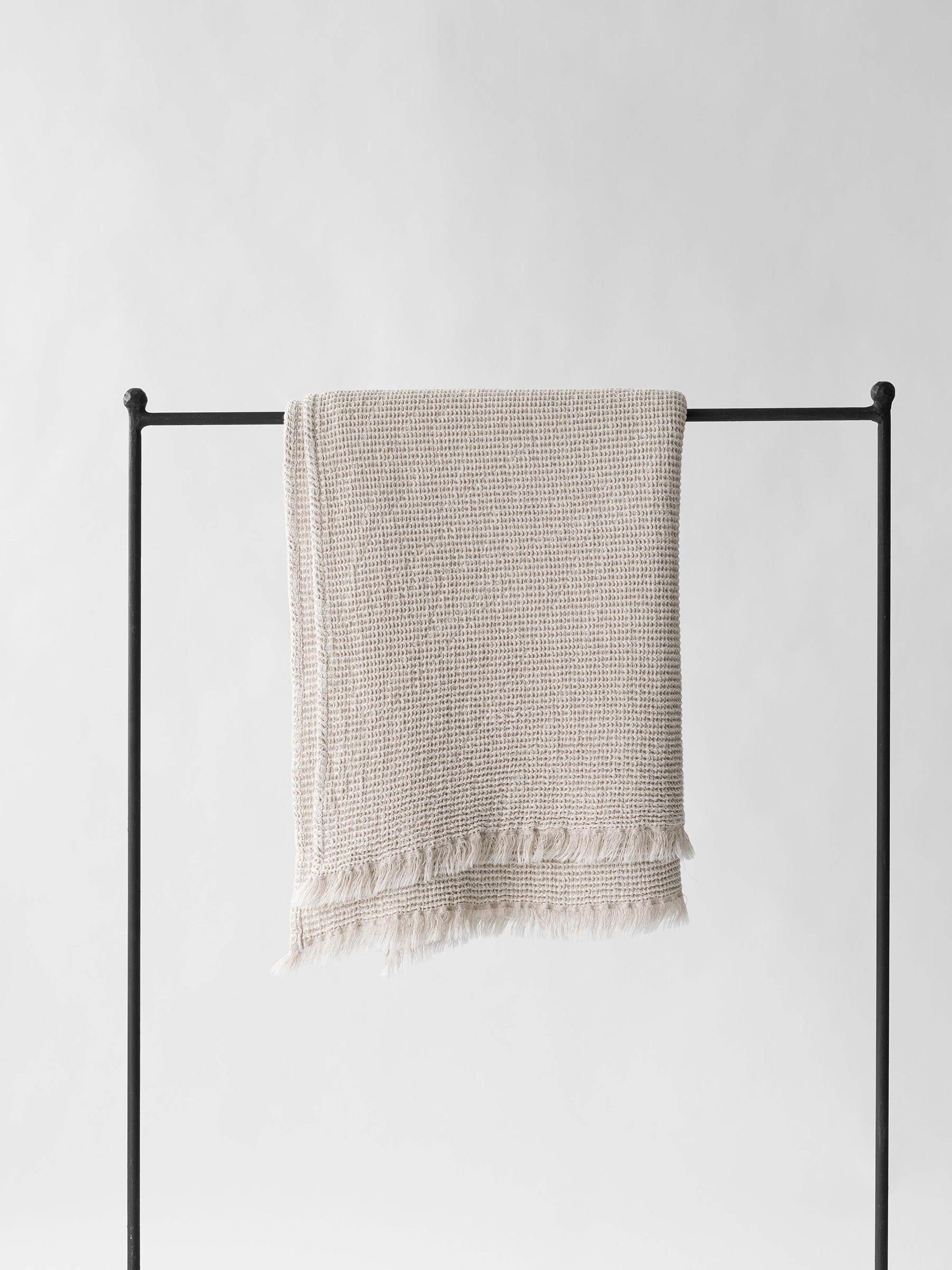 Tell Me More Calma Blanket – Vafflad Pläd i Linne‑ och Bomullsblandning (Sand Beige)