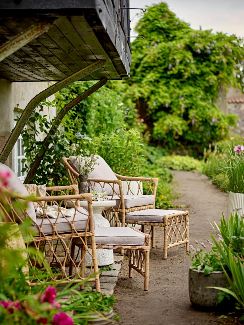 Bloomingville Belluce Lounge Chair med fotpall i naturrotting – stilren för uteplatsen