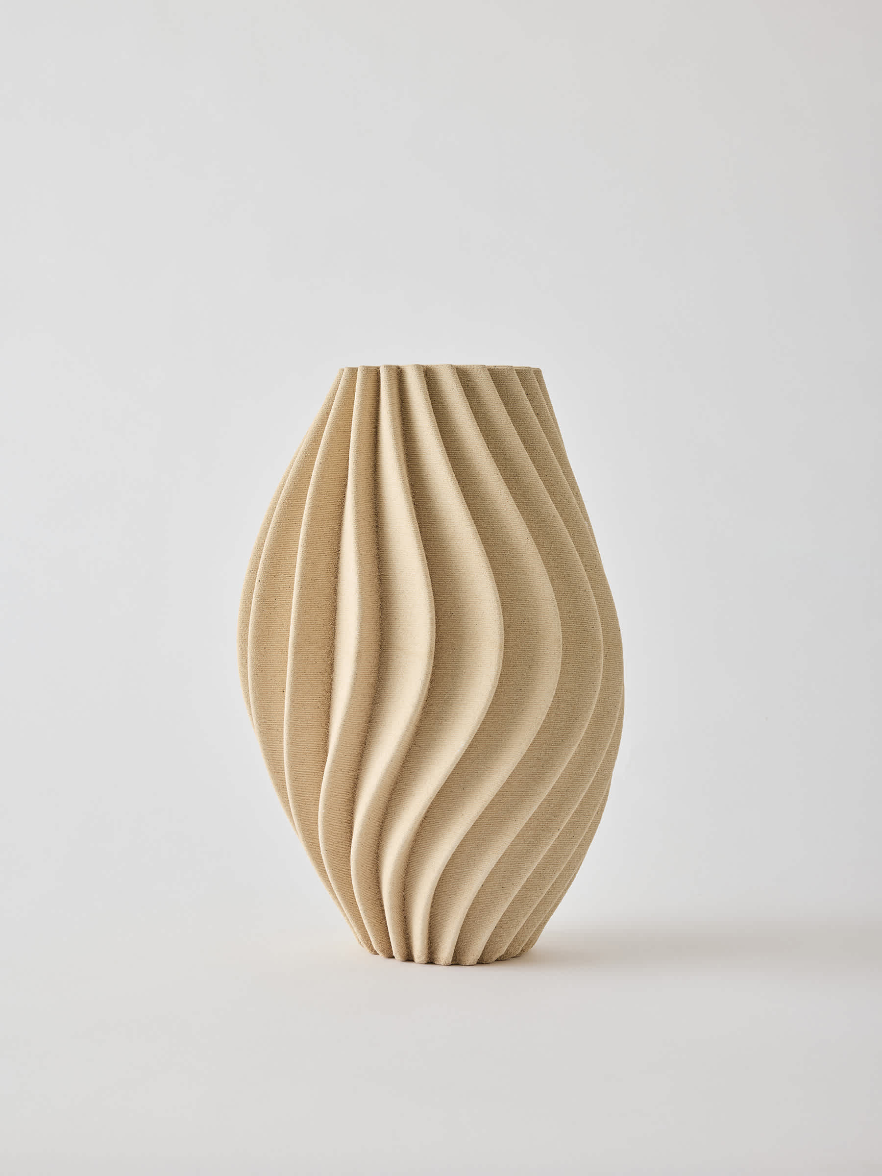 Tell Me More Vento Vas – 3D‑printad Porslinsvas med Skulptural Vågform