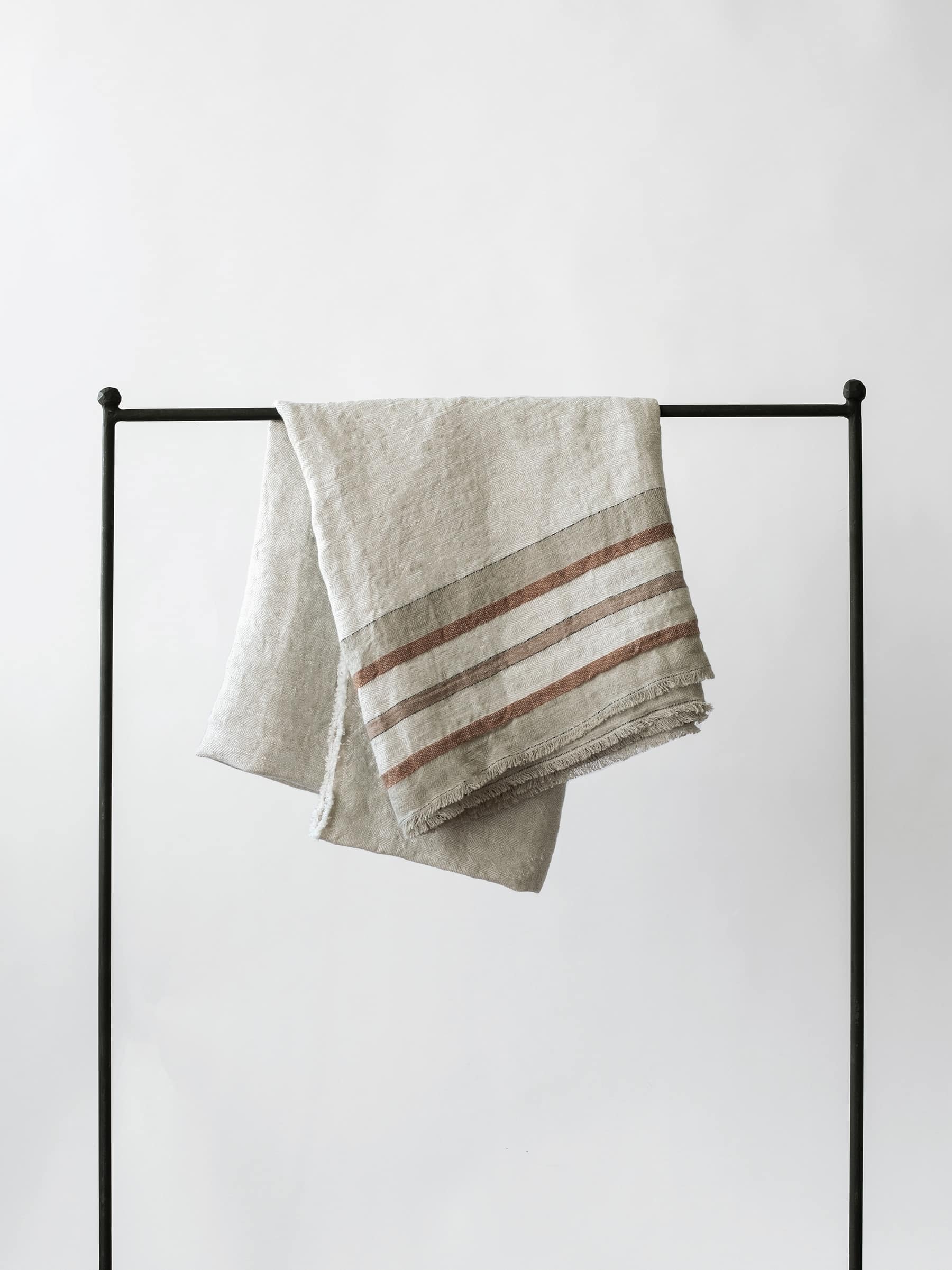 Tell Me More Emilio Blanket – Tung Pläd i 100 % Europeiskt Linne med Fiskbensmönster (Tan Brown)