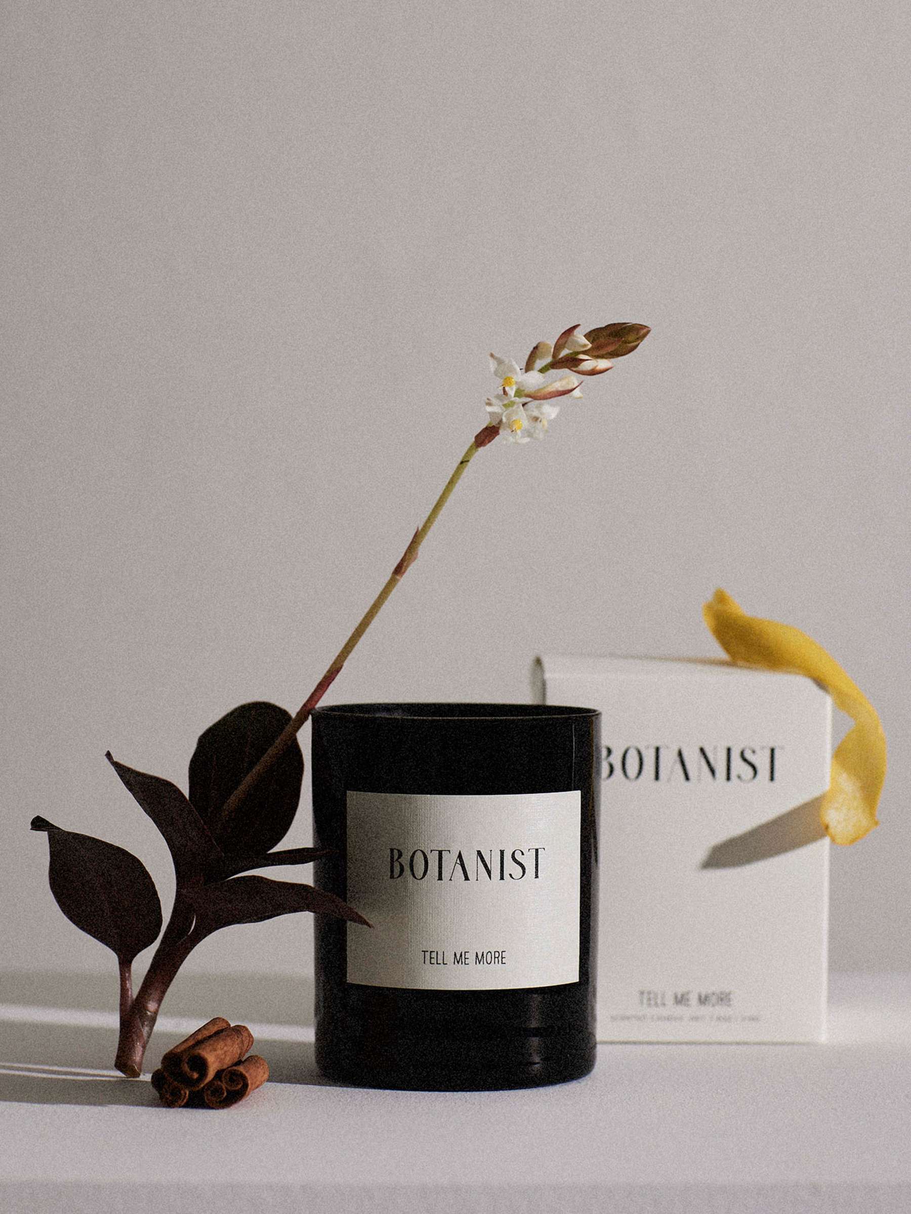 Tell Me More Doftljus Botanist – Naturligt vax, mörkt glas & botanisk doftprofil