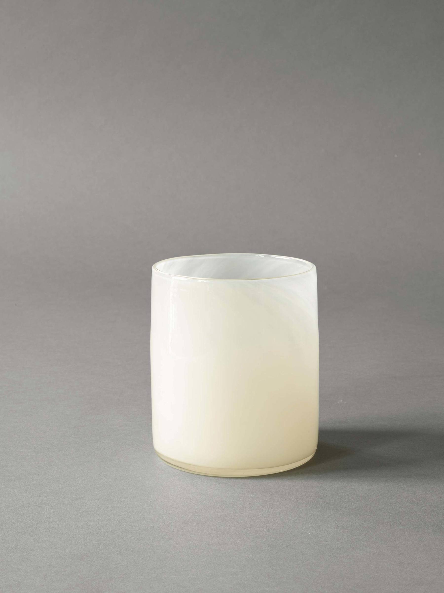Tell Me More Lyric Candleholder M – Munblåst Ljuslykta i Färgat Glas (Linen)