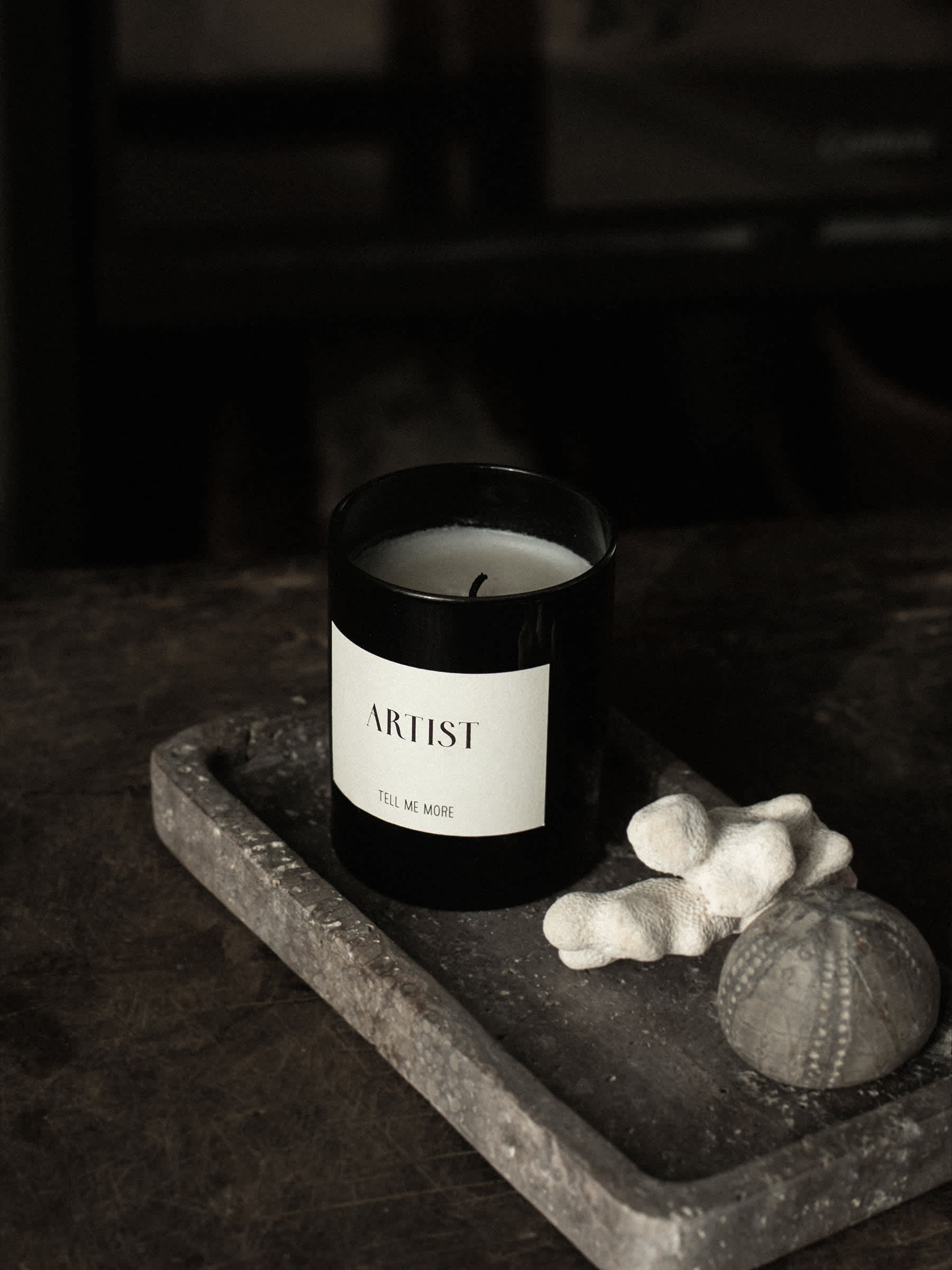 Tell Me More Doftljus Artist – Naturligt vax, mörkt glas & kreativ doftprofil