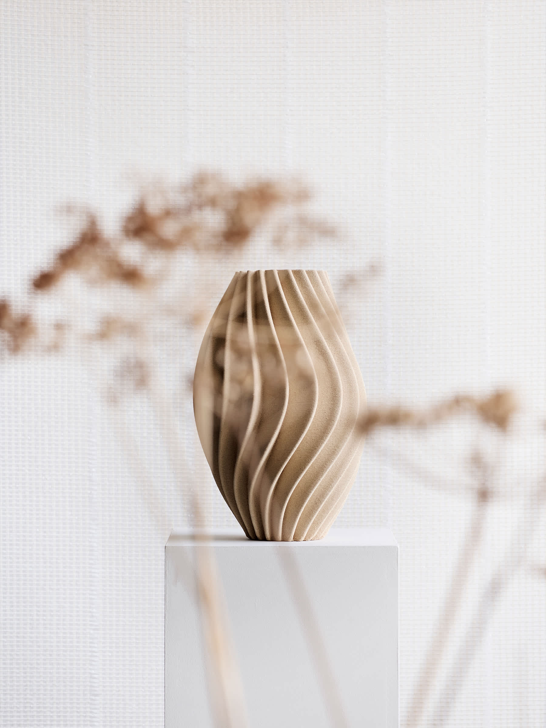 Tell Me More Vento Vas Large – 3D‑printad Porslinsvas med Skulptural Vågform