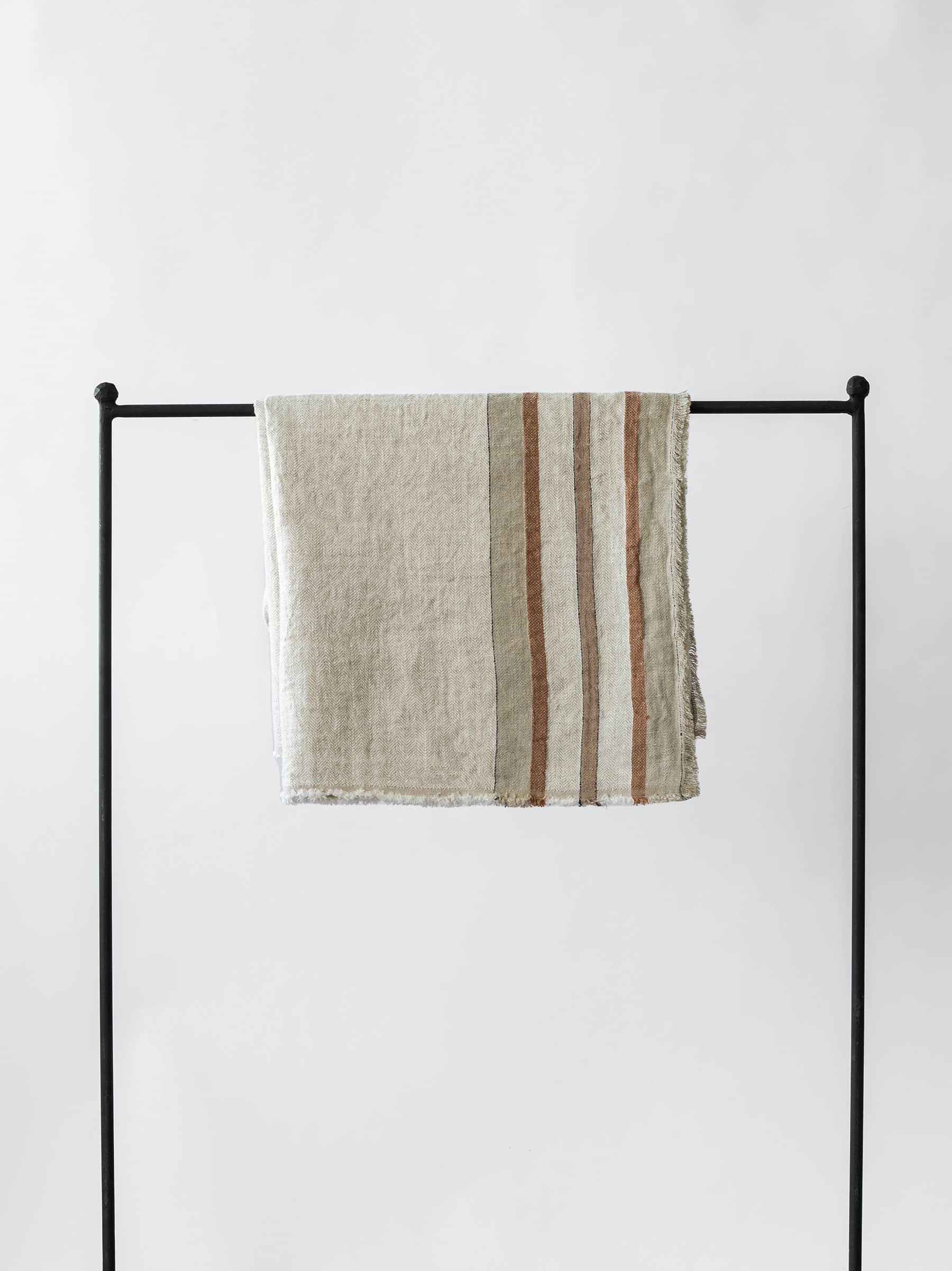 Tell Me More Emilio Blanket – Tung Pläd i 100 % Europeiskt Linne med Fiskbensmönster (Tan Brown)
