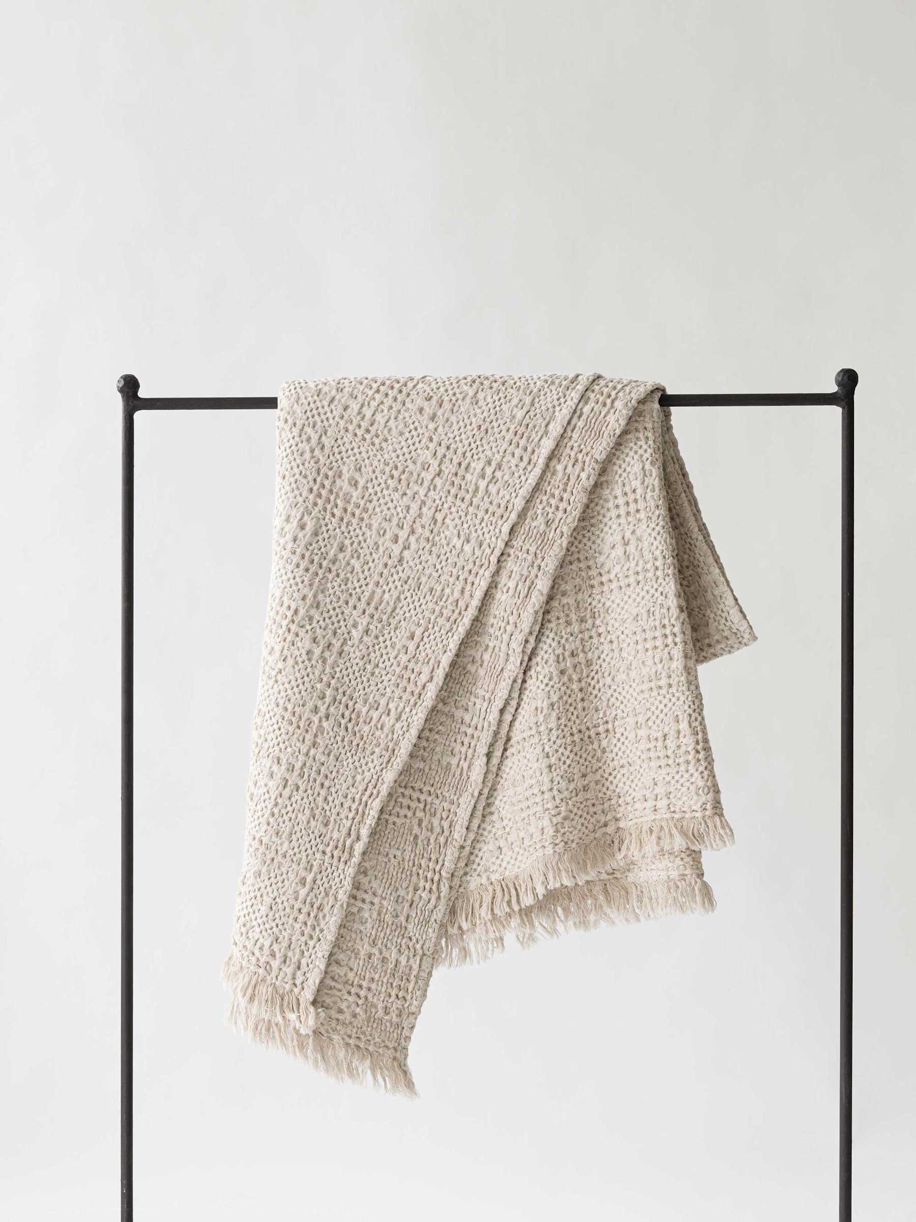 Tell Me More Monti Blanket – Vafflad Pläd i Linne‑ och Bomullsblandning (Sand Beige)