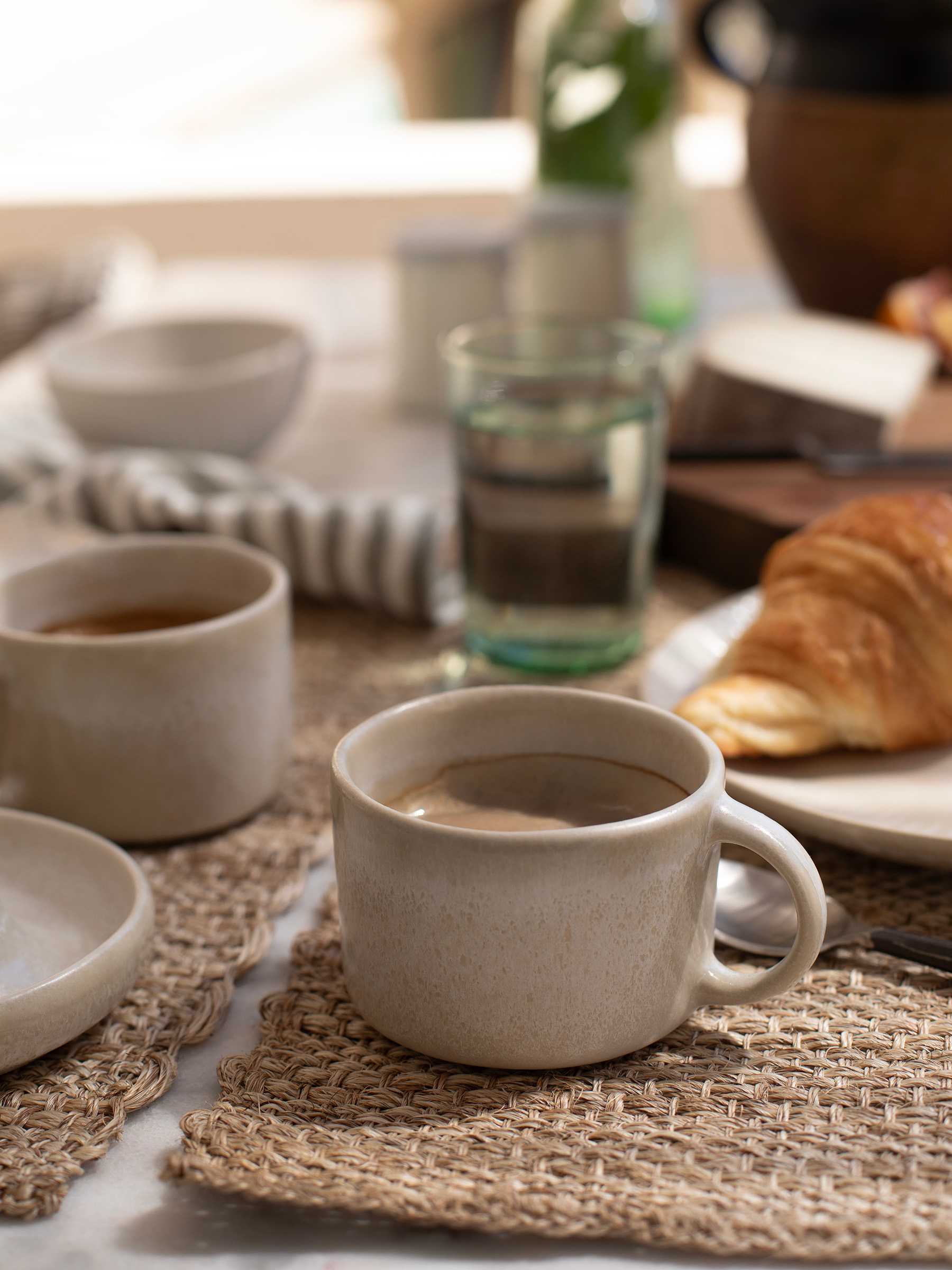 Tell Me More Granada Coffee Cup – Handgjord Stengodsmugg med Reaktiv Glasyr