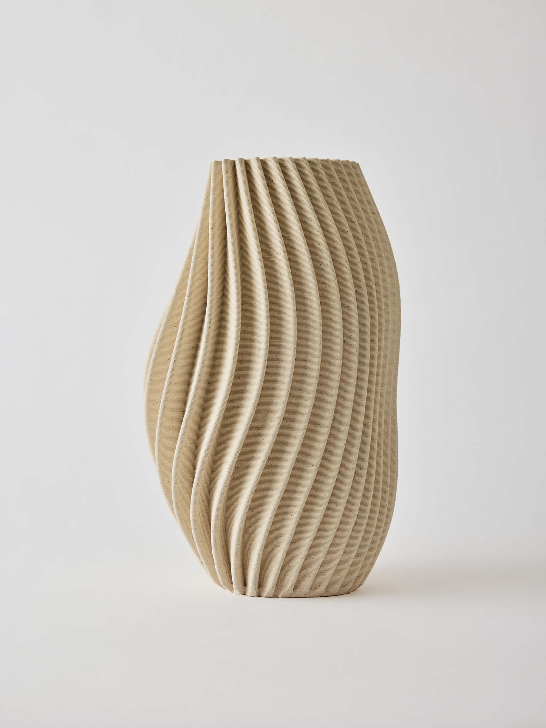 Tell Me More Vento Vas Large – 3D‑printad Porslinsvas med Skulptural Vågform