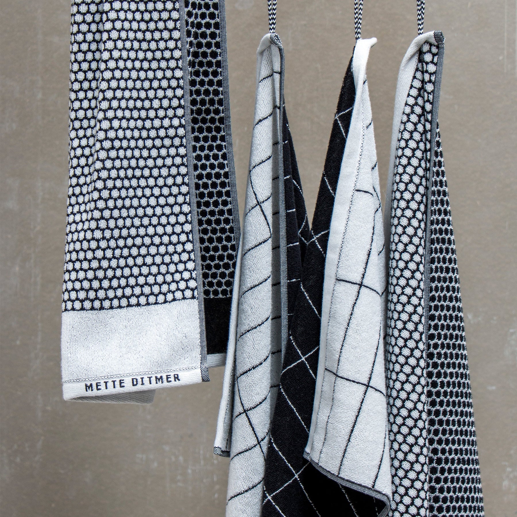 Mette Ditmer Tile Stone Handduk Svart/Off‑White ‑certifierad Bomull