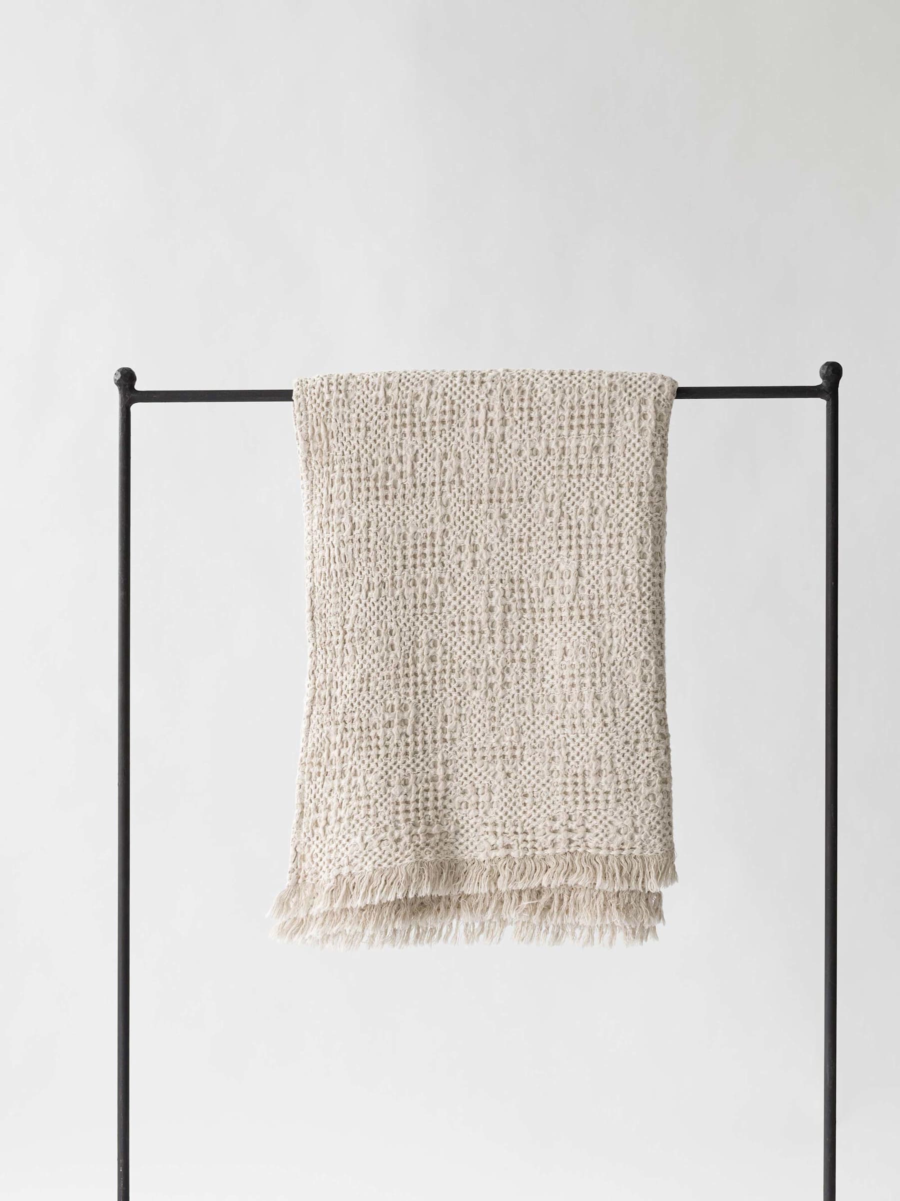 Tell Me More Monti Blanket – Vafflad Pläd i Linne‑ och Bomullsblandning (Sand Beige)